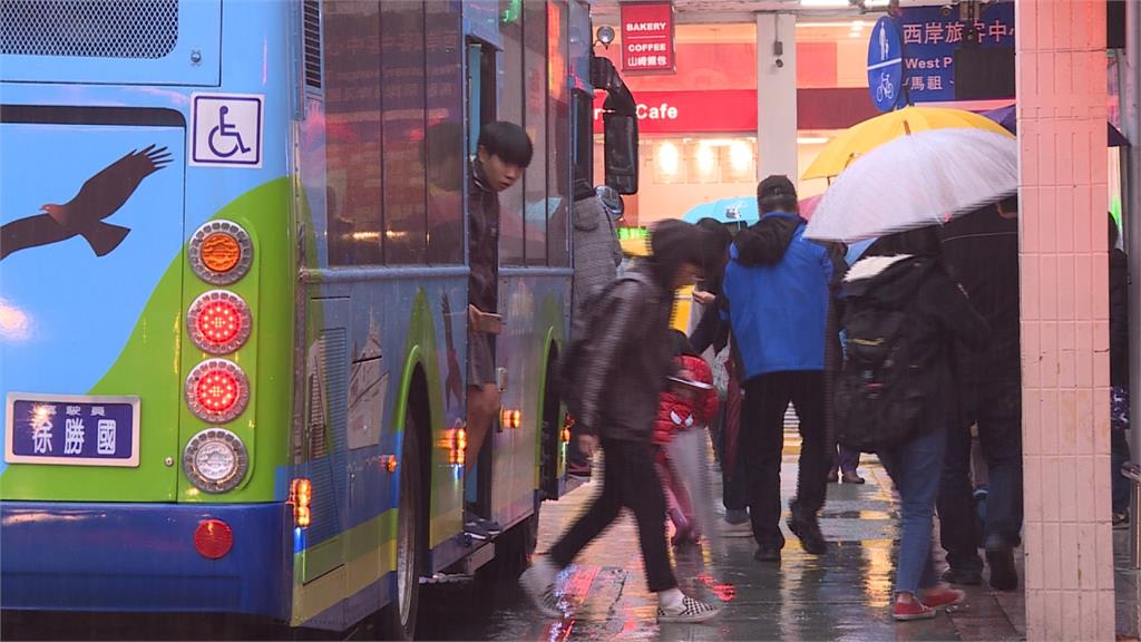 雨天犯案好時機？「雨傘扒手」偷錢「超熟練」