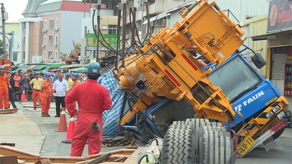台南市利南街 百噸吊車瞬間被路面坑洞吞吃！