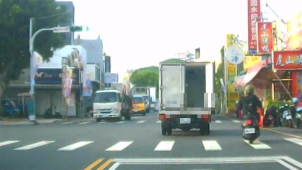 危險！你的車門沒關！　貨車門忘了關　駕駛追車告知