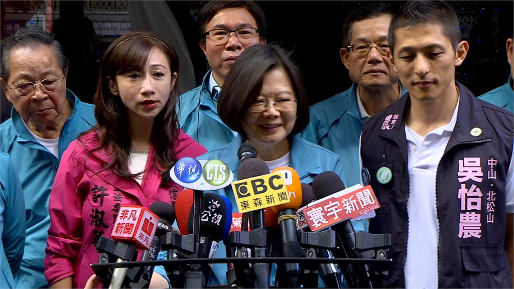 快新聞／「菜農」合體 蔡英文與吳怡農現身南京市場掃街拜票