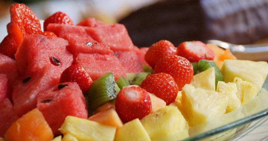 只為贏得1份大薯！男比賽吃西瓜「活活噎死」　妻目睹全程崩潰