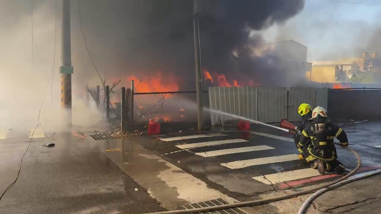 台南空地堆廢棄物離奇起火! 環保局查違規最高罰500萬