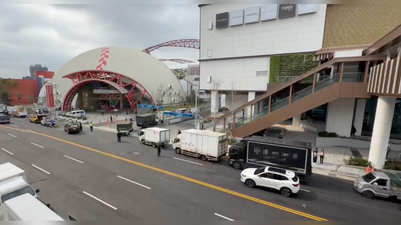 台中漢神百貨未開幕就塞車 進貨貨車大排長龍「癱瘓交通」