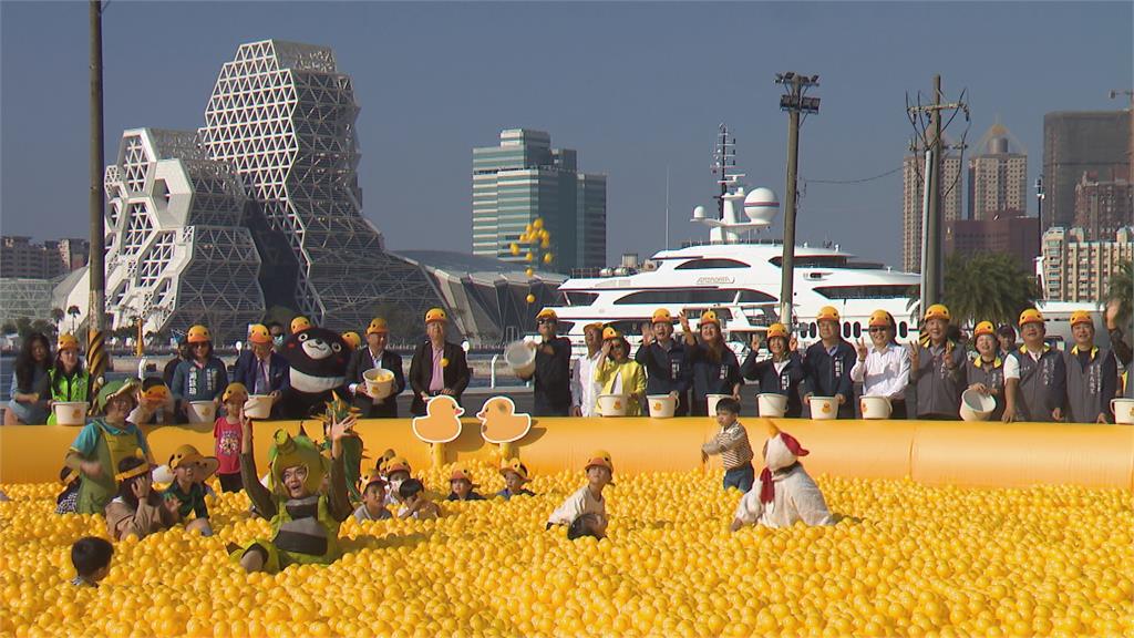 高雄碼頭變身「冬日遊樂園」　一次展出2隻黃色小鴨萌度加倍