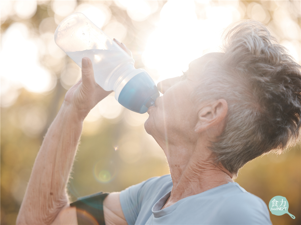 每天喝1公升高鈣鎂礦泉水　研究：一年後肌肉量顯著增加