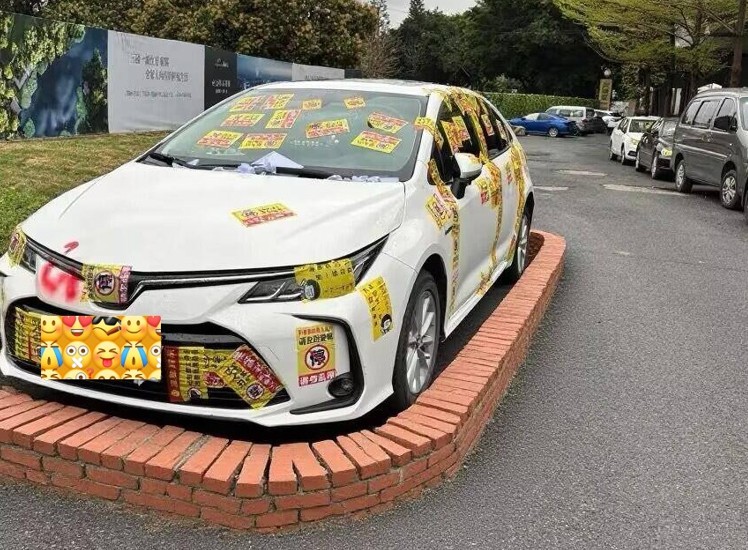 快新聞／「磚頭鳥籠」制裁！酒駕男誇張違停害塞車　遭貼紙警告、磚頭圍起