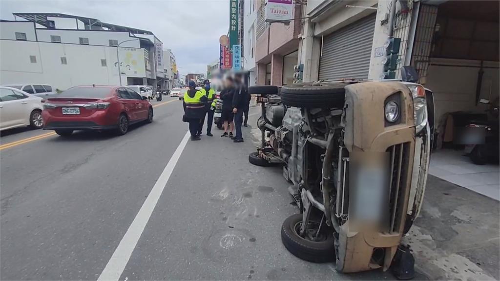 突見迴轉車閃避不及 台東小貨車翻覆!駕駛一度受困