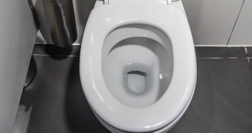 上班躲廁所！單月11次「最長6小時」遭解雇　他扯1理由遭法官打臉