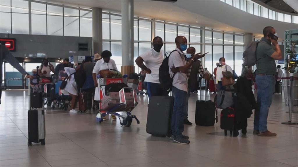 多國防Omicron祭禁航令　南非機場湧人潮搶出境
