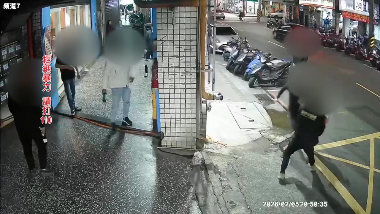 新莊男背債不滿無法預支款項　街頭「持菜刀追砍」兩人受傷