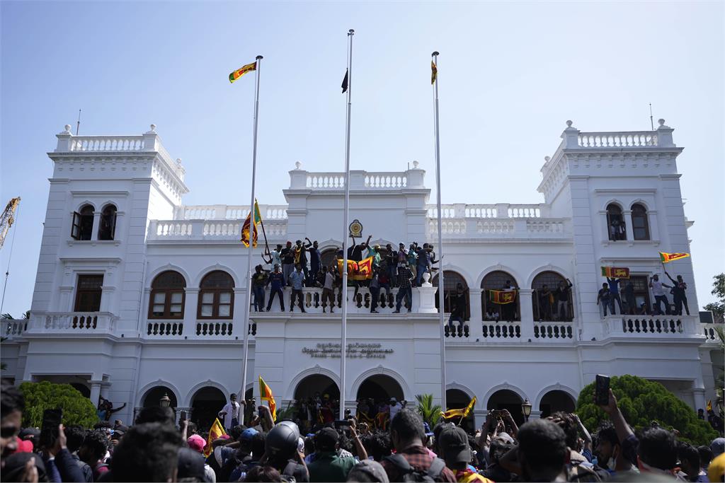 快新聞／斯里蘭卡總統將再逃往新加坡　示威者衝進總理辦公室