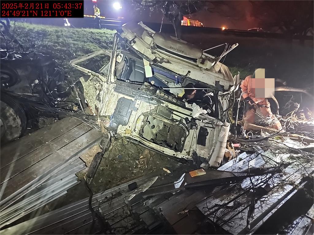 快新聞／精神恍惚？半聯結車行經國1衝撞護欄　整車全毀畫面曝光