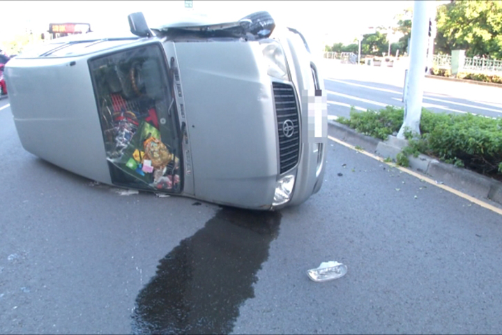 陽光太刺眼惹禍？ 駕駛開車撞安全島翻覆