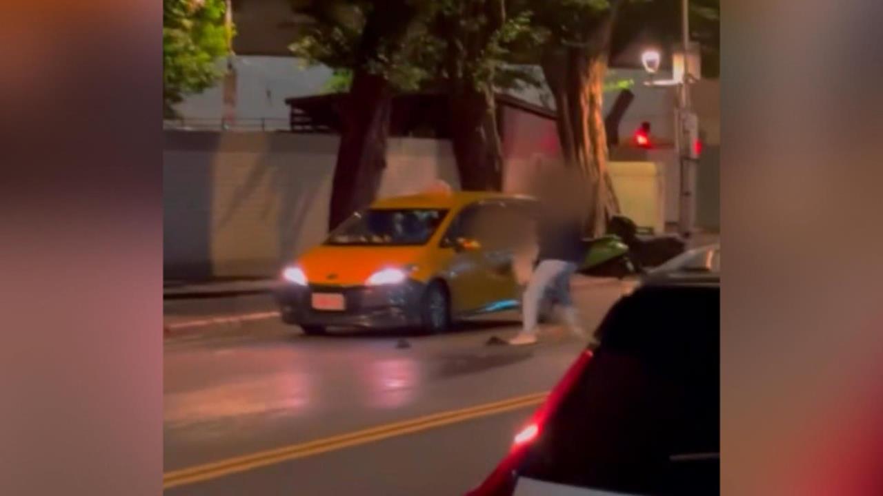 快新聞／50歲運將遭2惡煞持刀搶車　熱心路人助陣卻「幫倒忙」