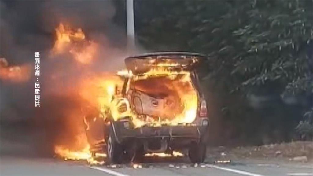 休旅車陷火海！上班途中引擎蓋突竄火　駕駛急跳車