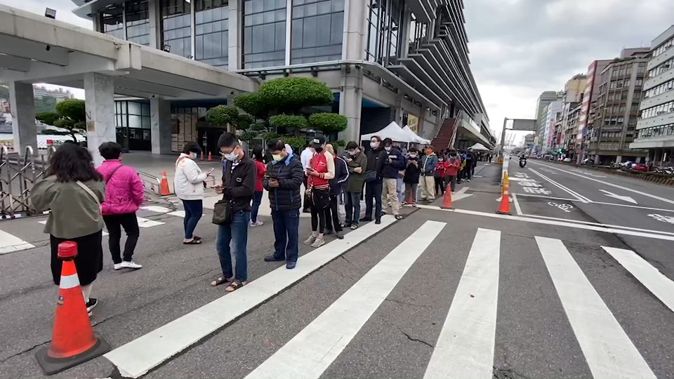 快新聞／疫情升溫！基隆週末加開疫苗施打站　現場湧排隊人潮