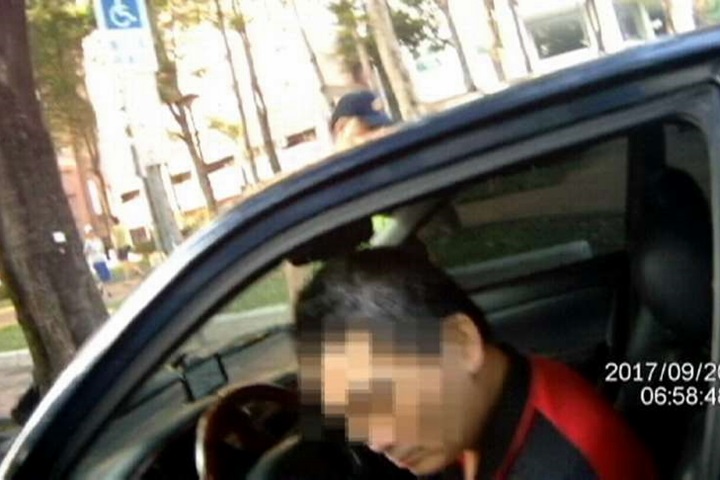 車內吸毒呼呼大睡 頭按喇叭「自己報警」