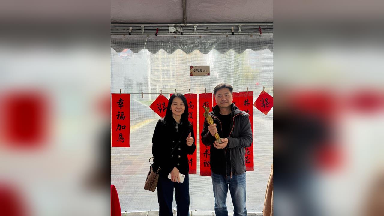 林口警反詐宣導　書法家揮毫金馬獎座加持！馬年添好運