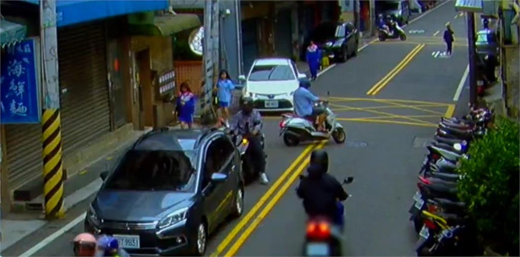 違規迴轉惹糾紛！男子不滿遭按喇叭當街爆口角衝突