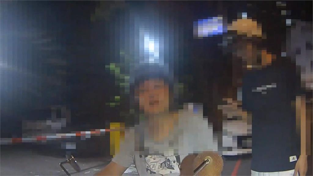 未扣安全帽遭盤查！　中壢雙載男激動推警叫囂