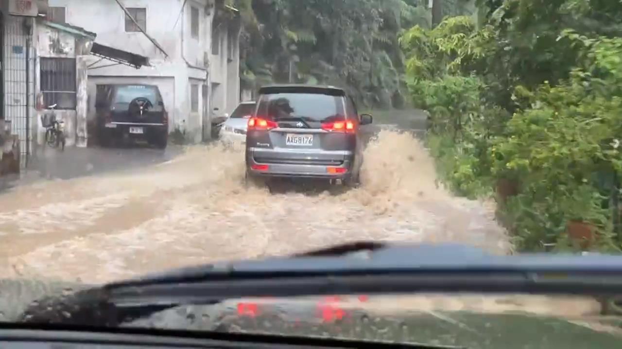 新竹山區午後大雨　竹37縣道黃色泥水沖刷一度雙向中斷