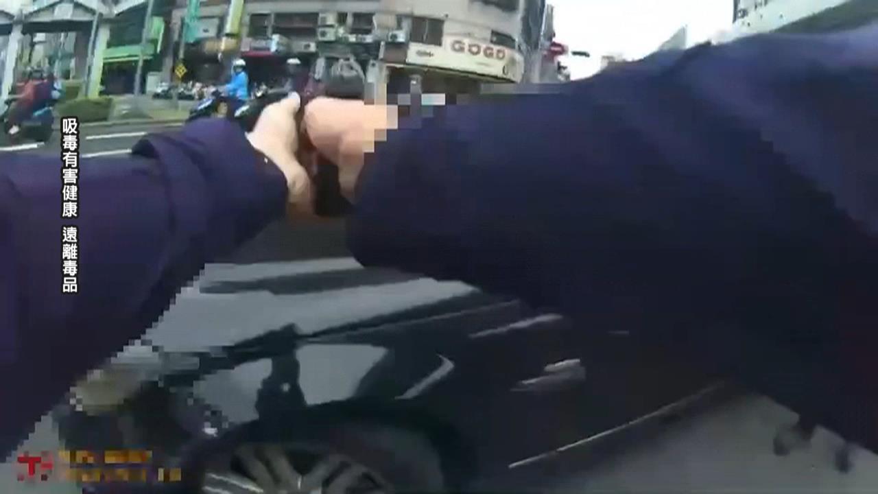 違停遭盤查！拿證件「掉出喪屍煙彈」　駕駛驚覺露餡衝撞狂逃　警開槍追捕