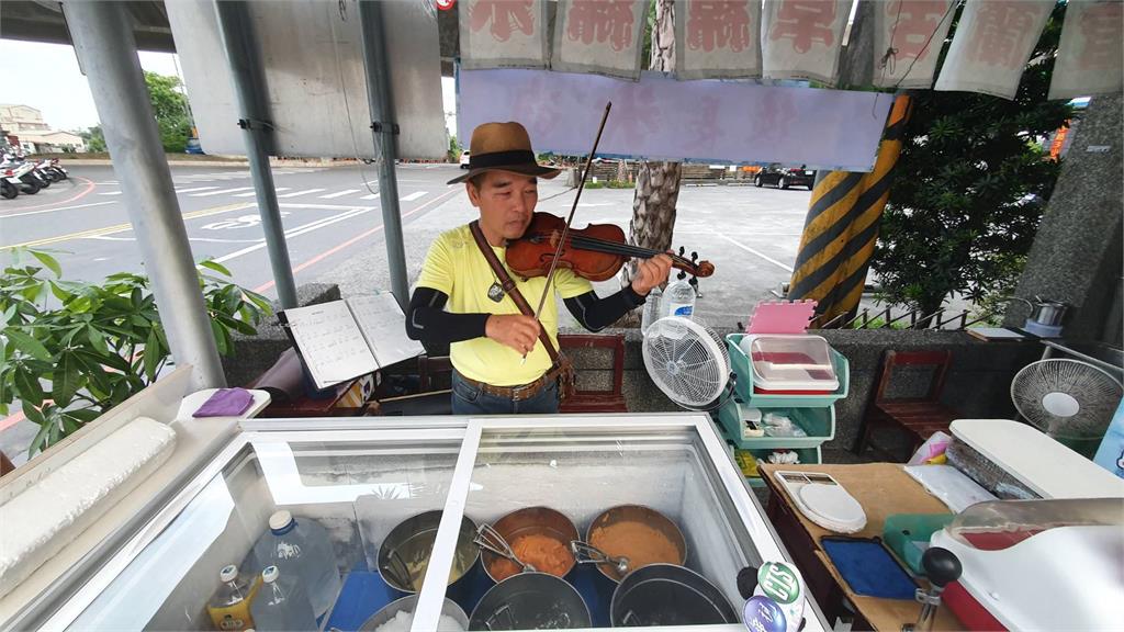 快新聞／用音樂做的冰！ 宜蘭退休校長演奏小提琴賣冰淇淋