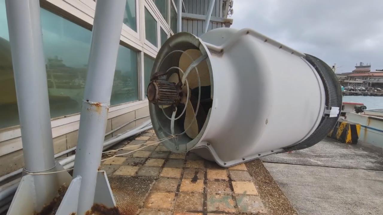 鳳凰風雨強!後壁湖「冷卻塔被吹斷」 小琉球巨浪打過堤防