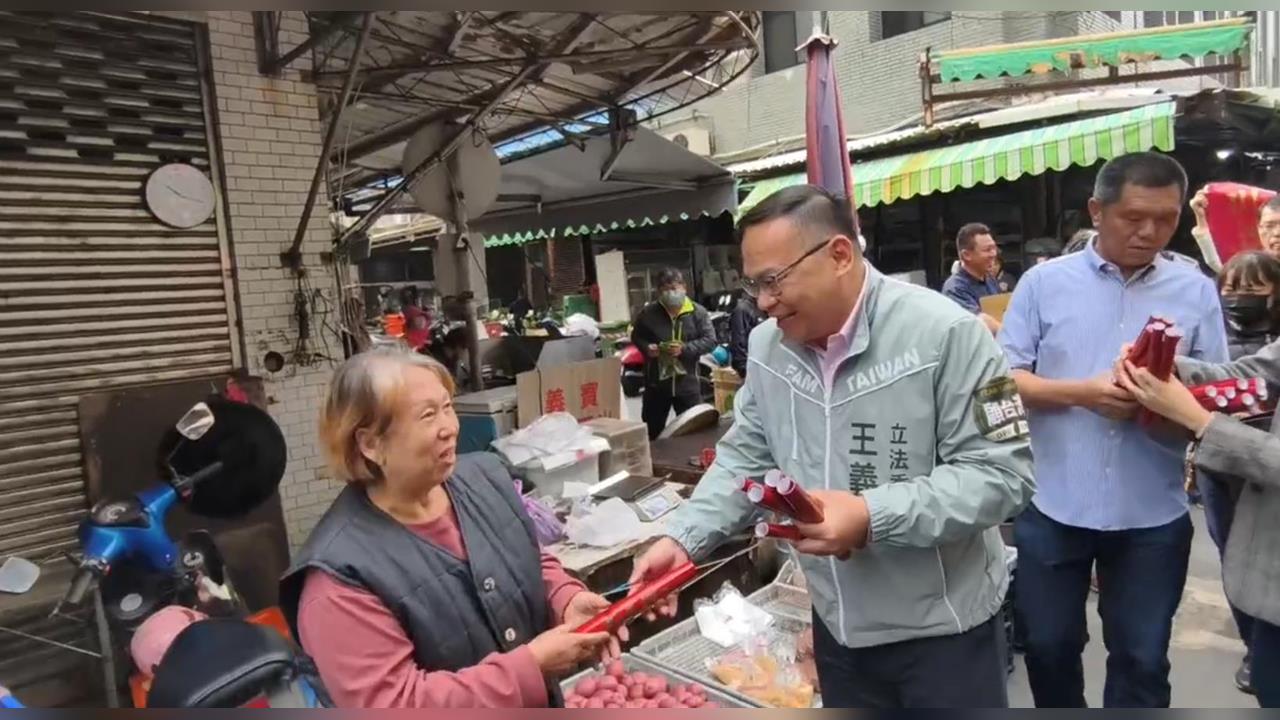 快新聞／王義川現身澎湖！發放「川流福騰」春聯　菜市場掃街拉抬2人選情