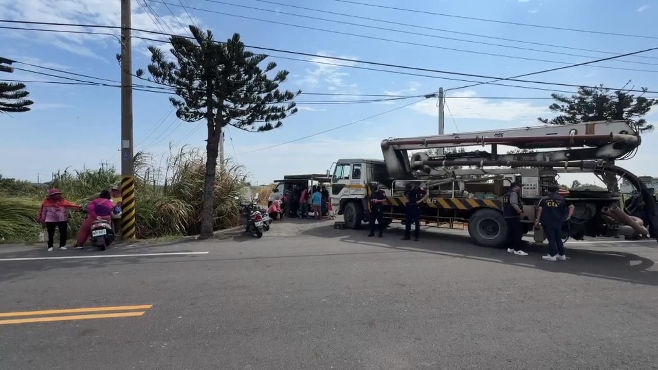 不滿光電業者進場施工 口湖鄉村民攔路擋車