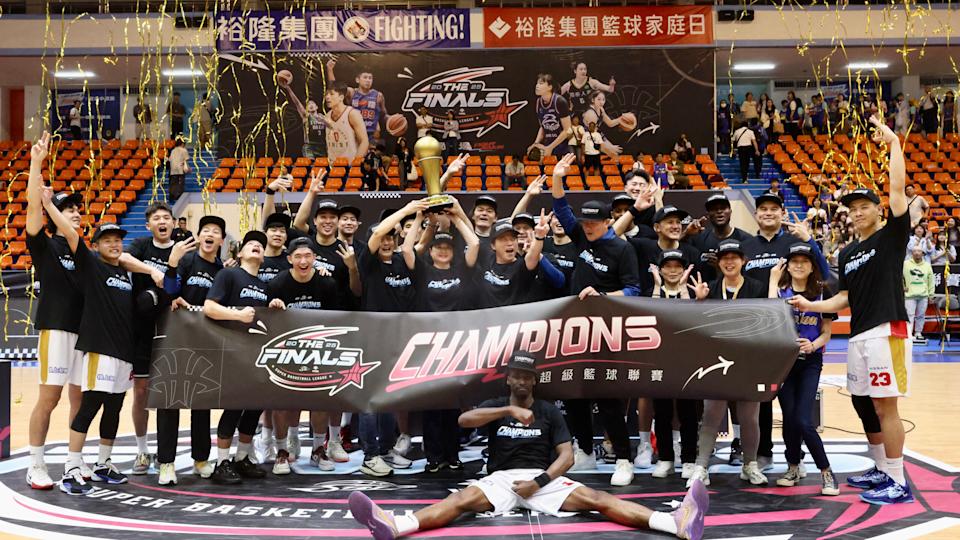 籃球／裕隆SBL封王三連霸奪隊史第8冠！董事長陳莉蓮親剪籃網