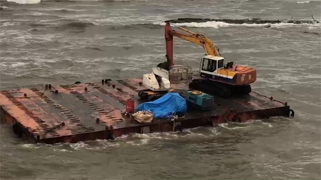 200噸工作平台水上飄 險撞上橋墩