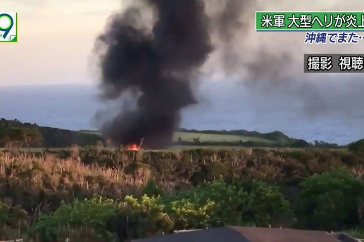 美軍運輸機故障  迫降沖繩後燃起熊熊烈火