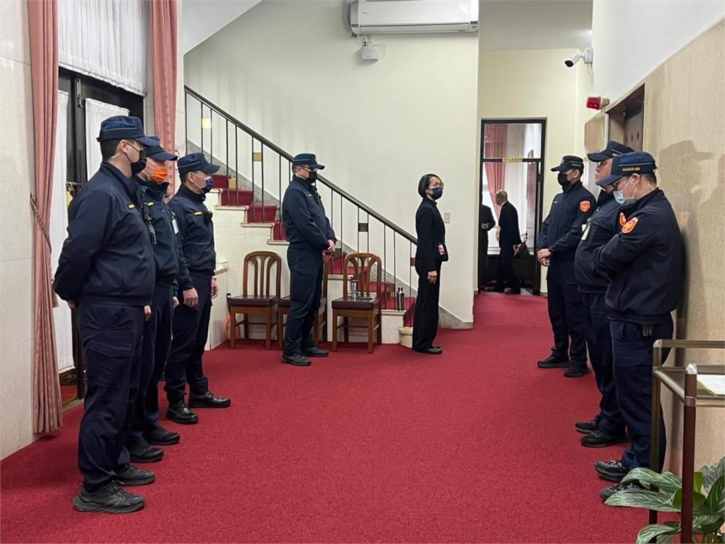 快新聞／處理憲訴法覆議案「連保溫杯都沒收」　黃捷轟：藍白是有多做賊心虛？