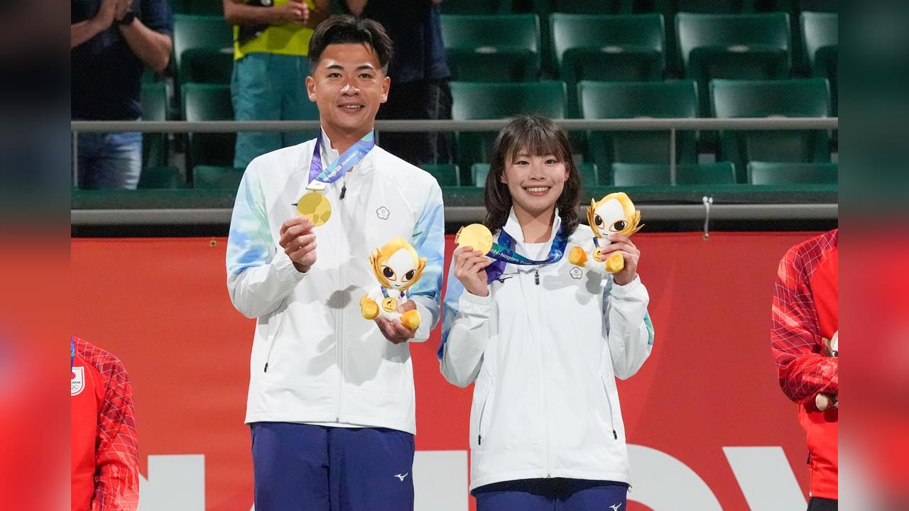 余凱文（左）、黃詩媛（右）勇奪亞運軟式網球混合雙打金牌。（圖／運動部提供）