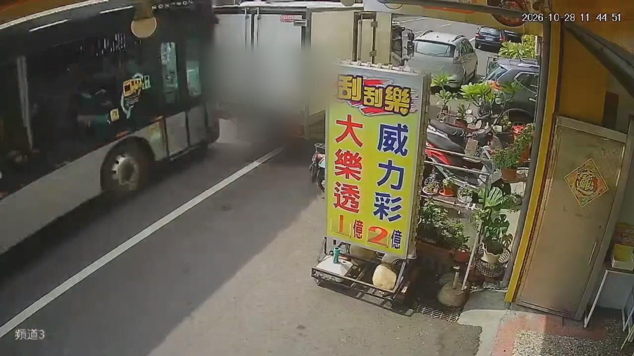 公車連環撞波及店家 耶誕老公公人偶倒車底嚇人