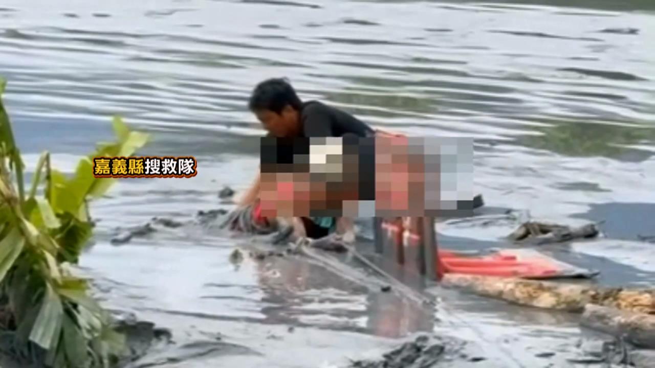 男子堤岸邊測量作業陷泥沼 嘉縣特搜隊緊急救援