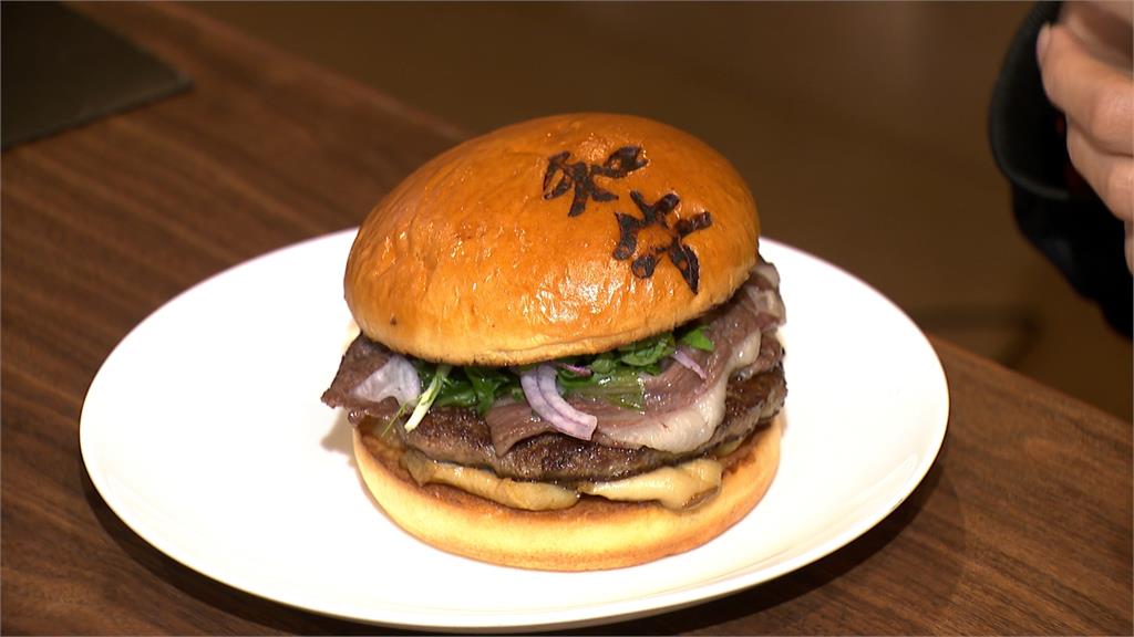 日本A5和牛堡上桌   翻轉速食漢堡店印象