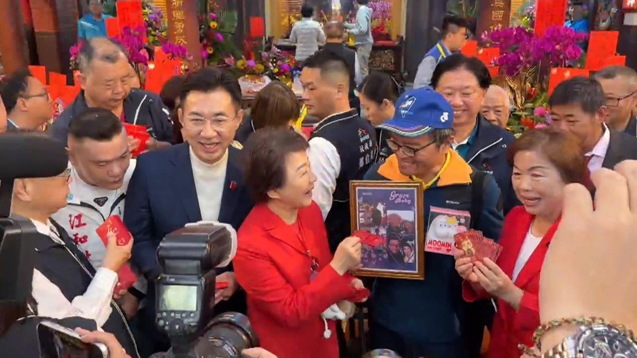 盧秀燕馬不停蹄！　 大年初一連趕四場發送小紅包