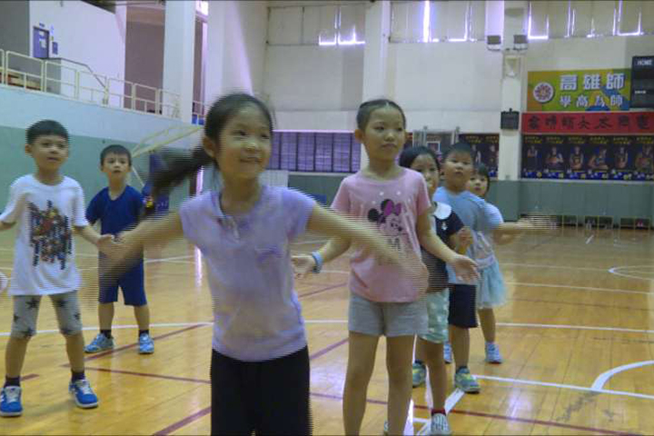 顧小孩沒時間？高師大開「母子運動課」 