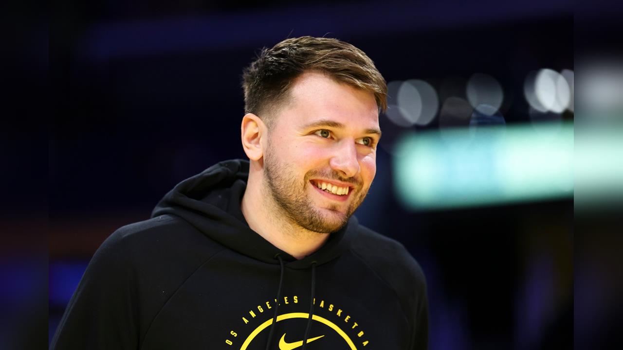 NBA(影)／攤手抱怨照樣抓籃板！湖人巨星「東77」快意上演三分打