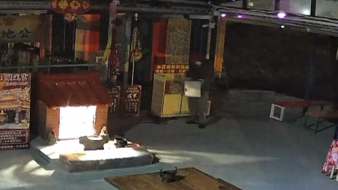 神明眼皮底下做壞事! 賊盜走冰棒土地公廟功德箱