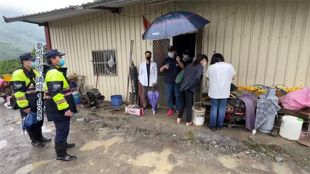 南投仁愛鄉菜農殺2人後疑畏罪自戕　檢警冒雨上山勘驗