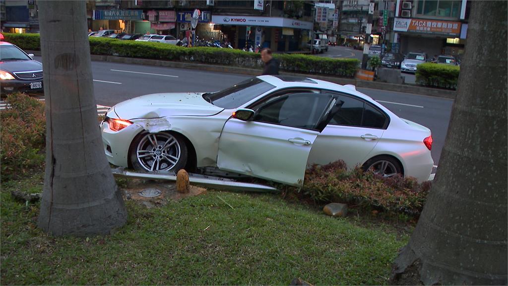 酒店狂歡！百萬名車成廢鐵　男無照酒駕自撞分隔島慘狀曝