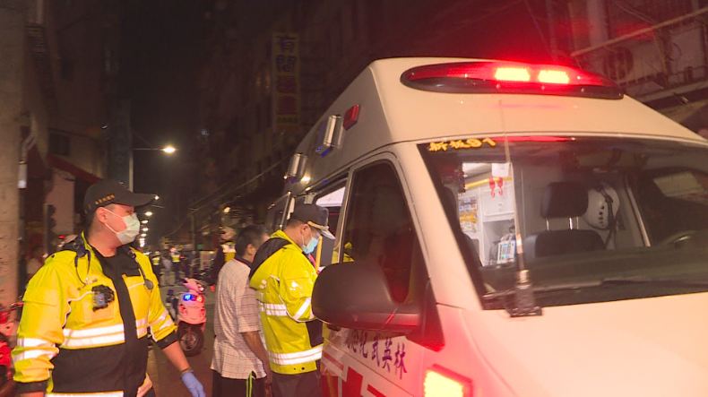 辦手機刺探敵情？板橋深夜鬥毆亮刀濺血