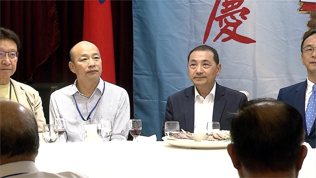 韓國瑜椅子被動手腳？　「侯有移」偷拉近椅子場面尷尬