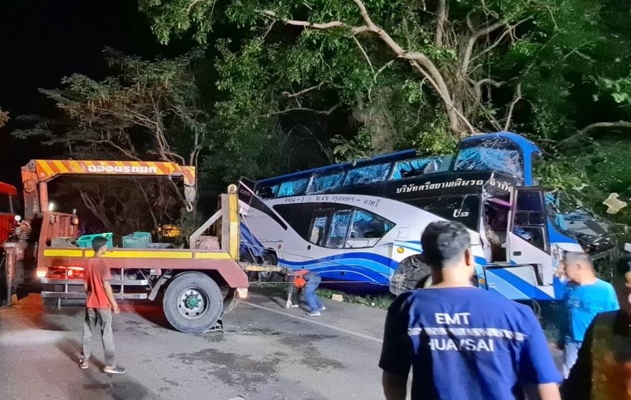 快新聞／泰國巴士自撞路樹受損畫面曝　至少14死32傷
