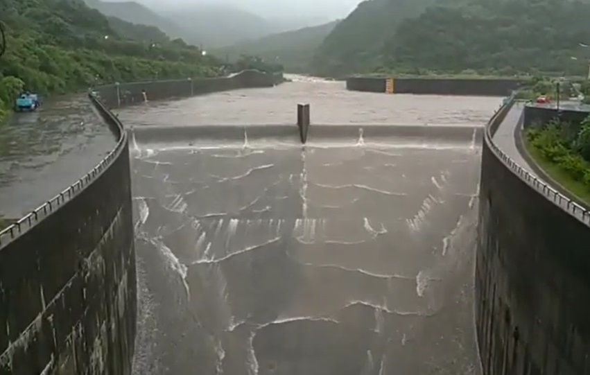 烟花颱風導致員山子分洪堰達警戒水位　超壯觀分洪畫面曝光！