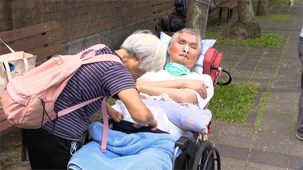 植物人張振聲父母攜子北上抗議　喊話台大校方應提高照護費用