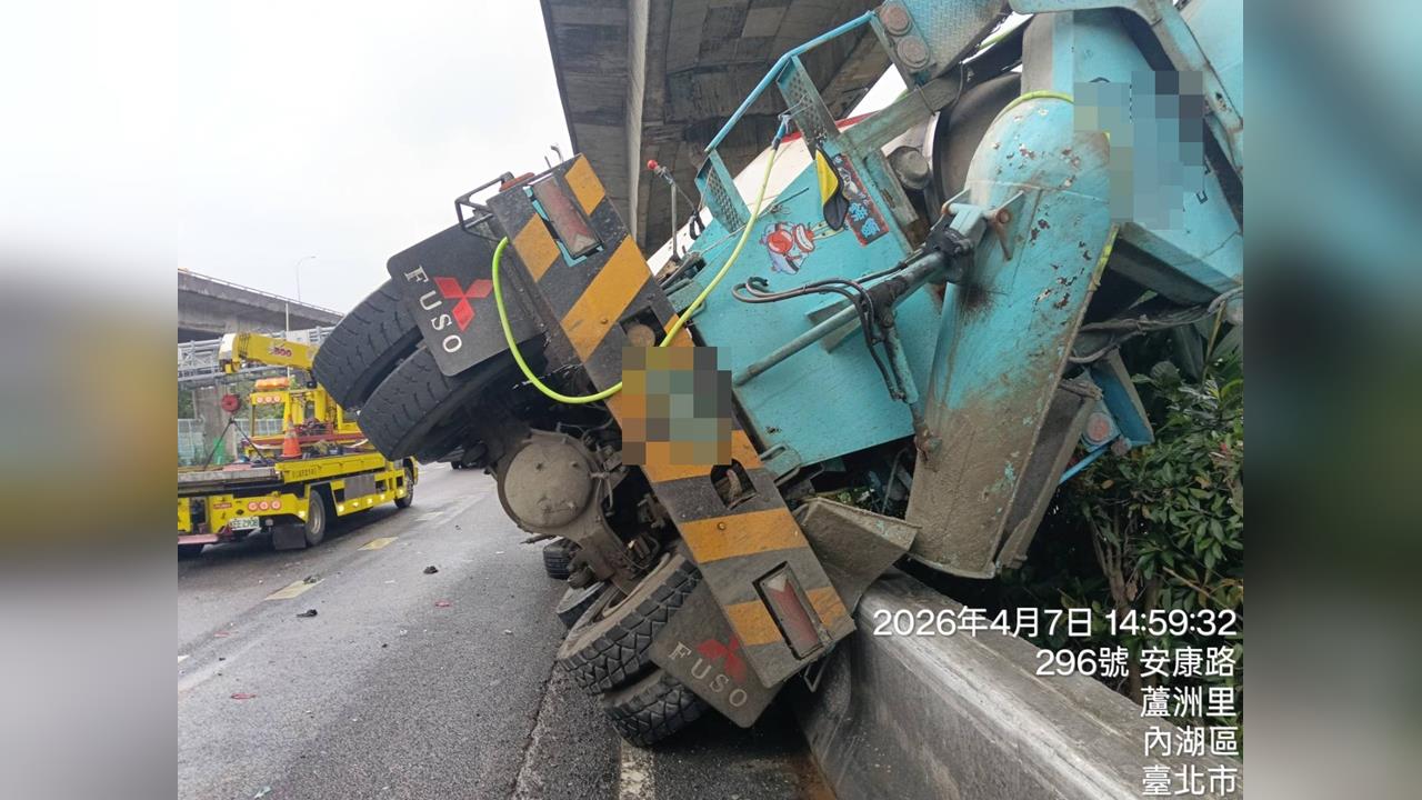 快新聞／國1內湖段「6車連撞」！水泥車翻覆失控　小貨車司機拋飛車外身亡